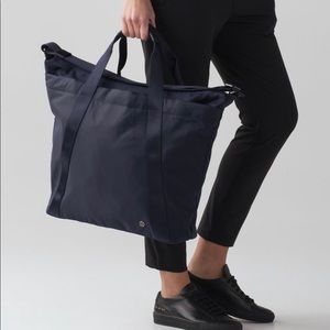 Lululemon Carry the day large bag. Dark blue